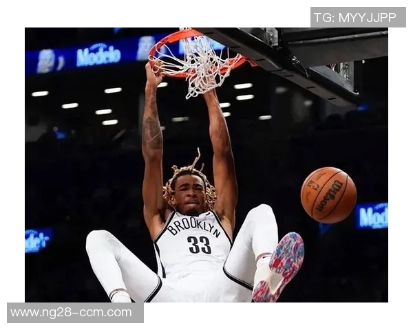 克拉克斯顿上半场表现惊艳7投5中砍下11分8篮板外线命中率完美