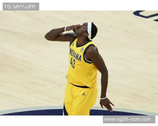 爱德华兹华丽突破拉杆换手上篮精彩得分引爆全场激情